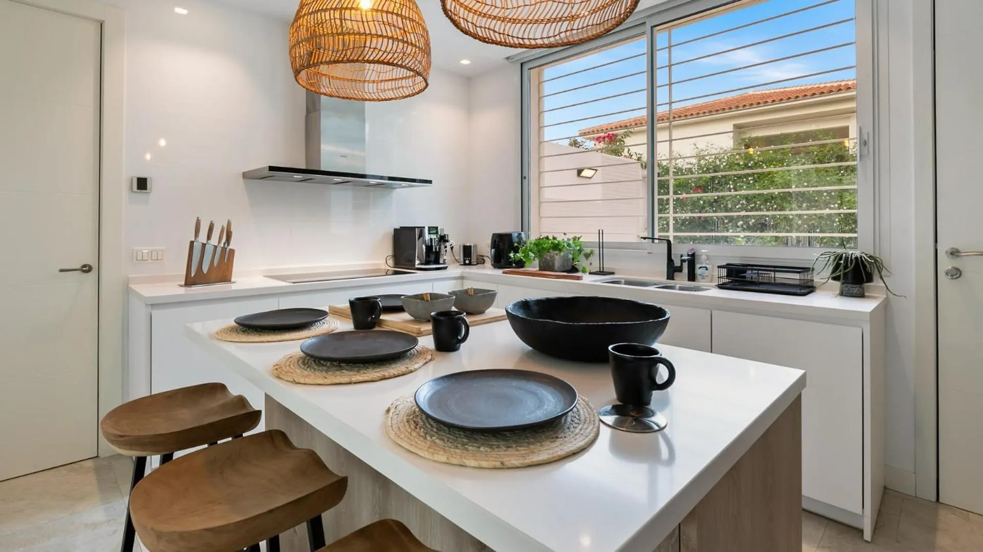 Vivi Homes -Villa Perla Pool, Gym, Jacuzzi & Garden إِستيبونا فيلة
