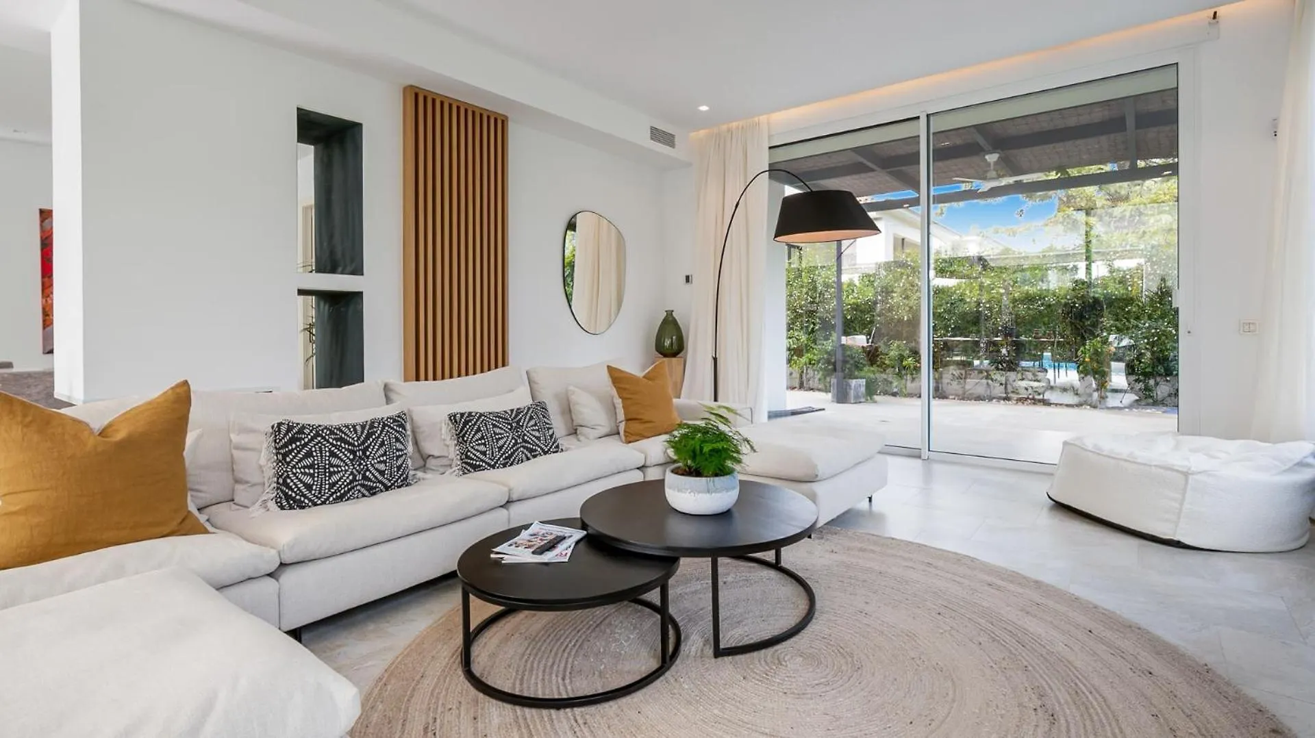 Vivi Homes -Villa Perla Pool, Gym, Jacuzzi & Garden Estepona Villa