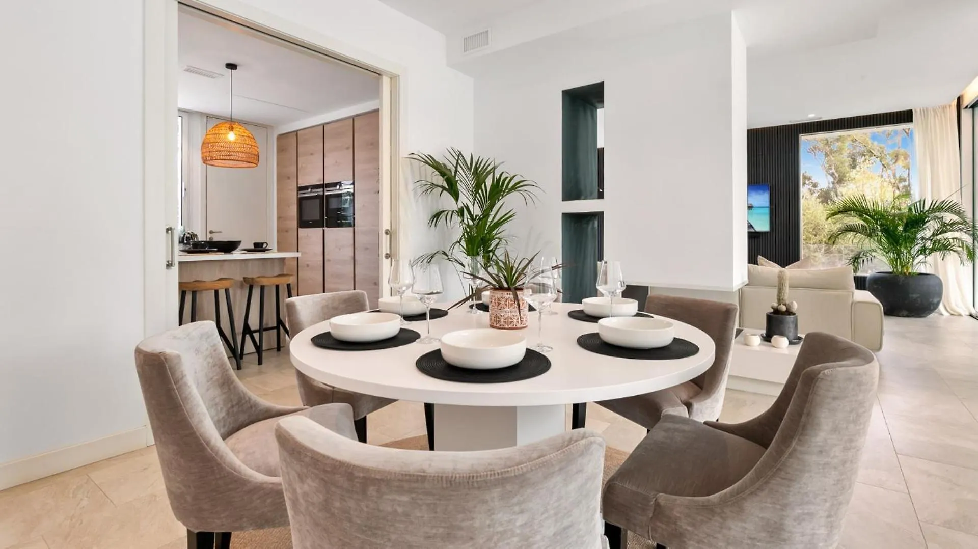Villa Vivi Homes -Villa Perla Pool, Gym, Jacuzzi & Garden Estepona