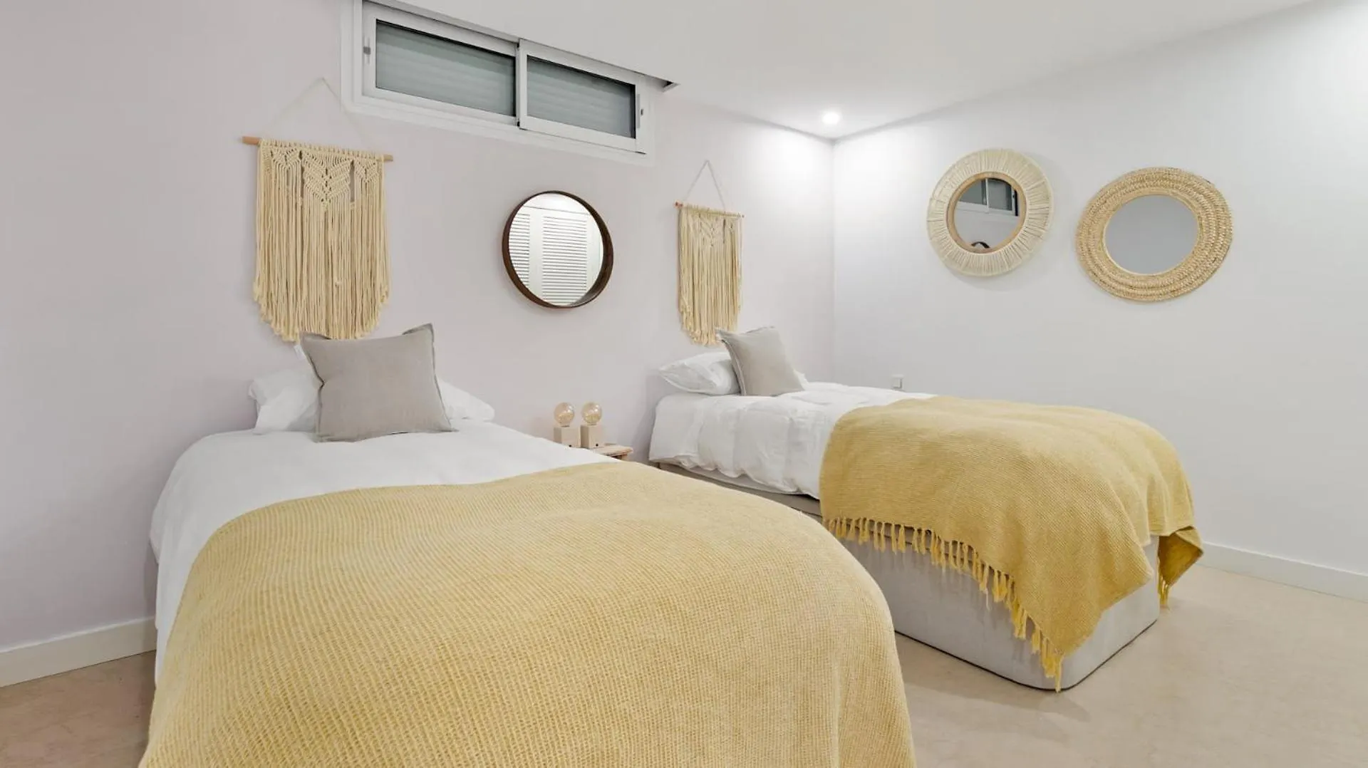 Vivi Homes -Villa Perla Pool, Gym, Jacuzzi & Garden Estepona 0*,  Spain