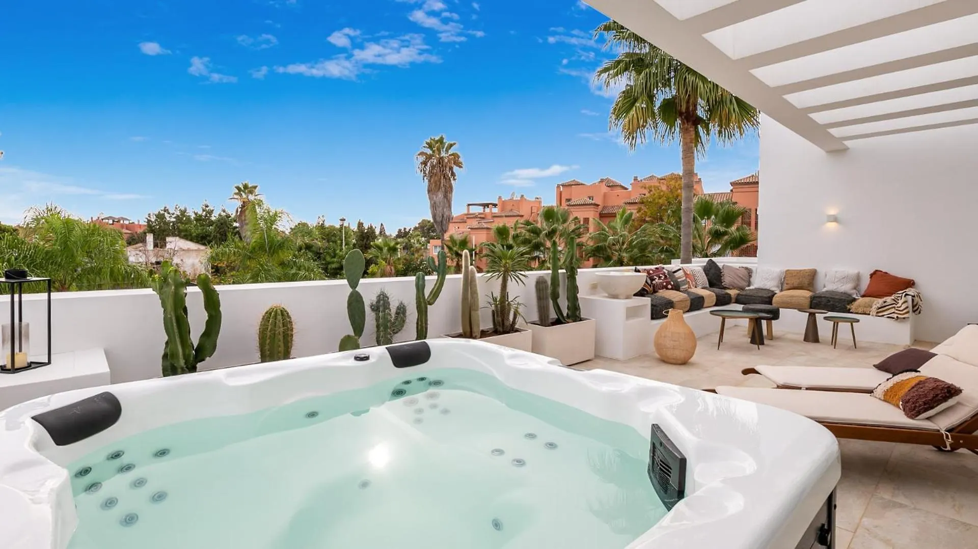 Vivi Homes -Villa Perla Pool, Gym, Jacuzzi & Garden Estepona Villa